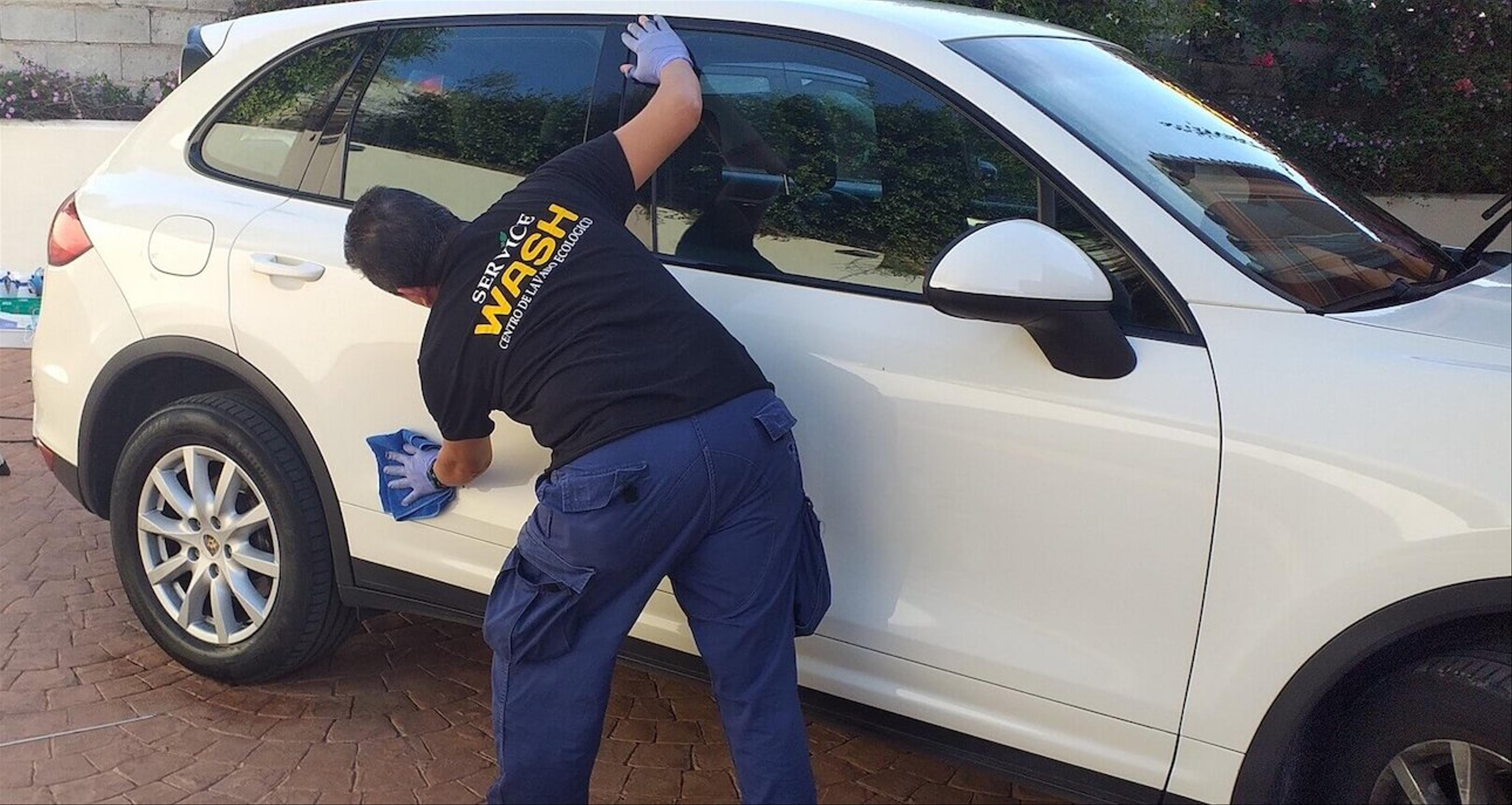 service wash en un servicio de limpieza interior de coche